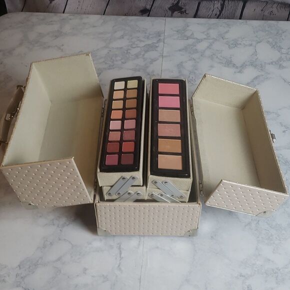 MakeUp Case with Eyeshadow & Brushes - Picture 6 of 9